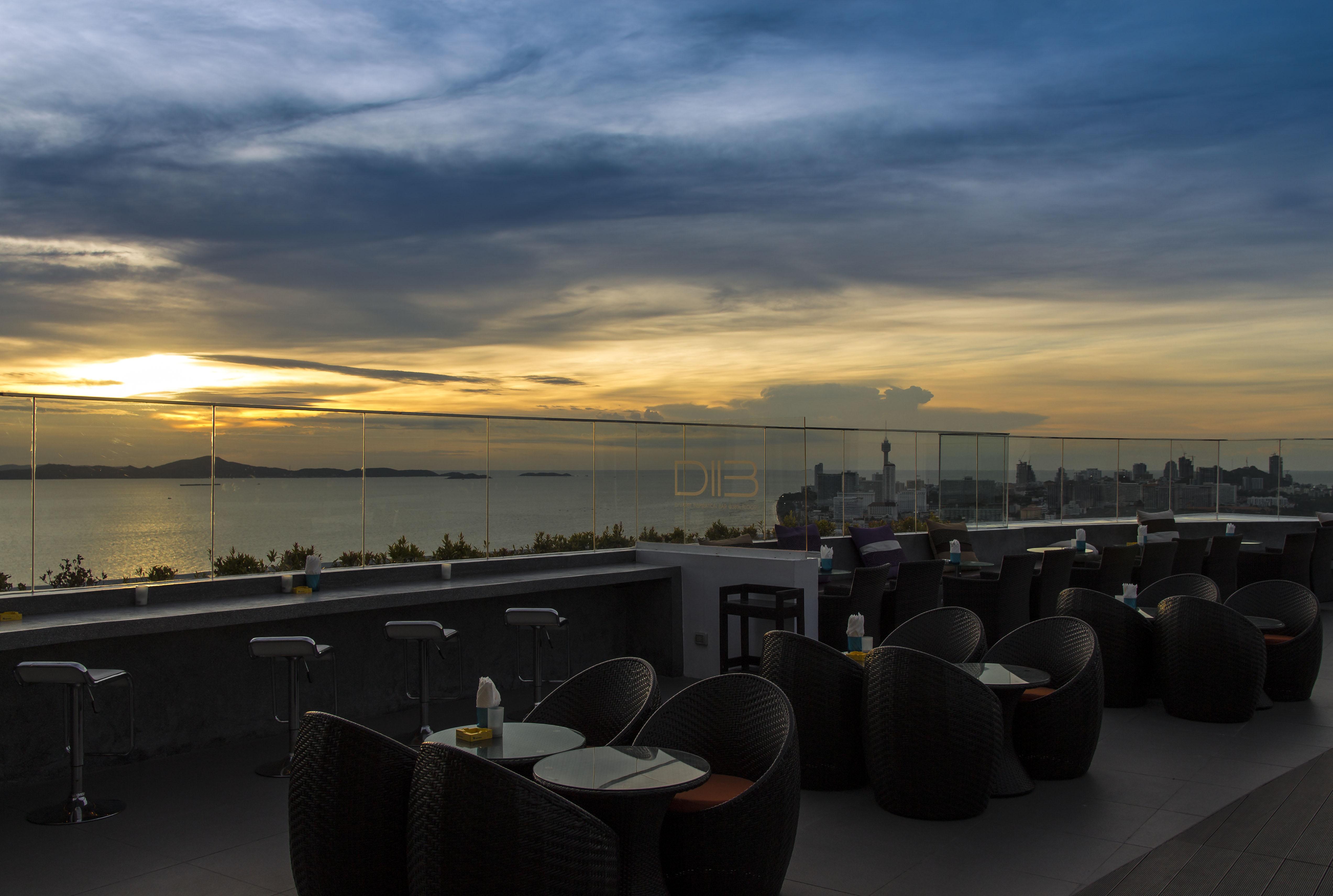 D Varee Jomtien Beach, Pattaya Kültér fotó Sunset at the rooftop bar