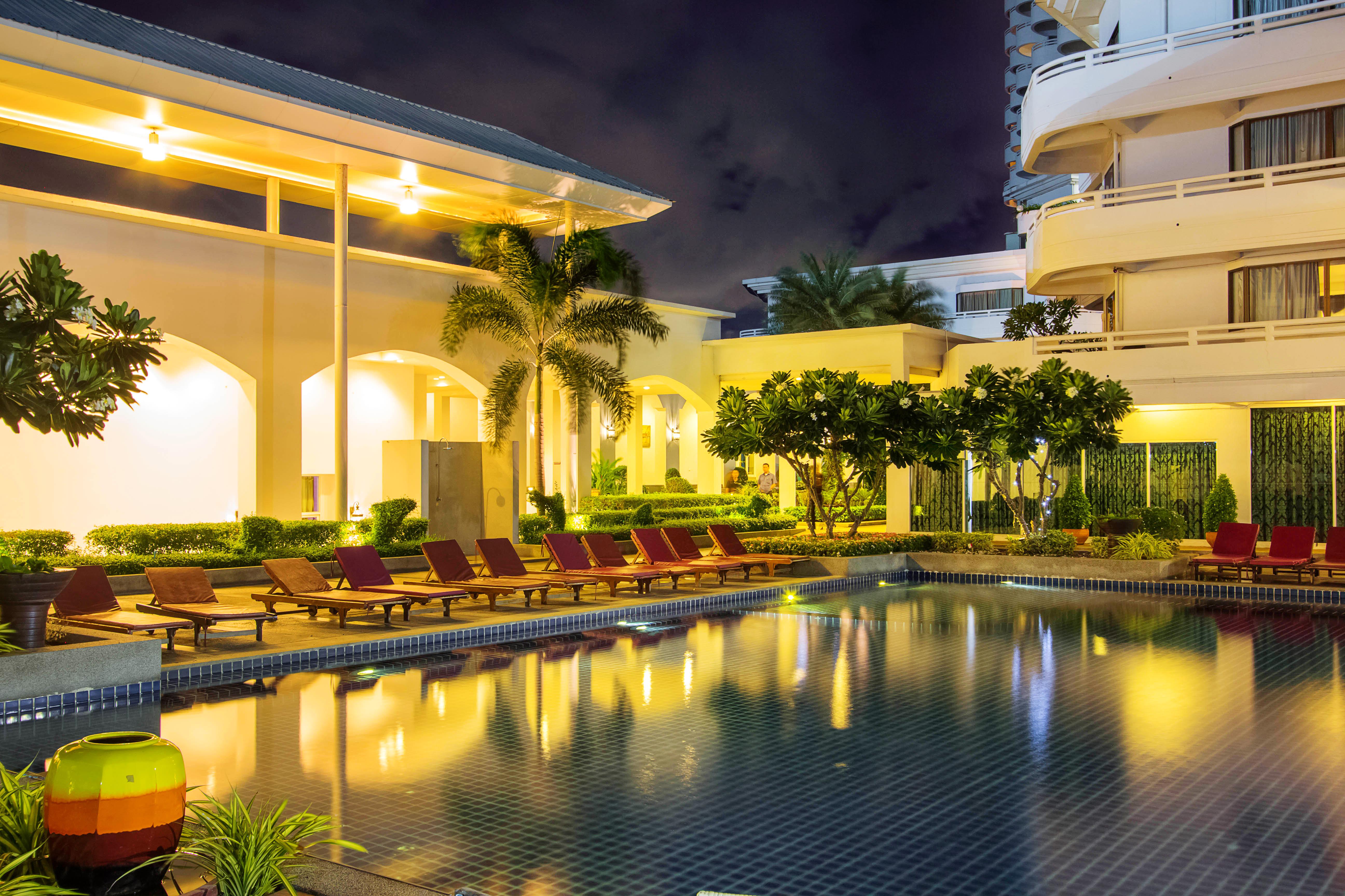D Varee Jomtien Beach, Pattaya Kültér fotó The Royal Paradise Hotel and Spa