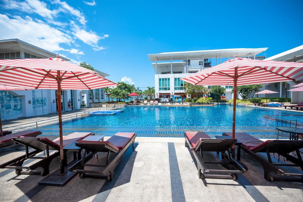 D Varee Jomtien Beach, Pattaya Kültér fotó The swimming pool at the resort