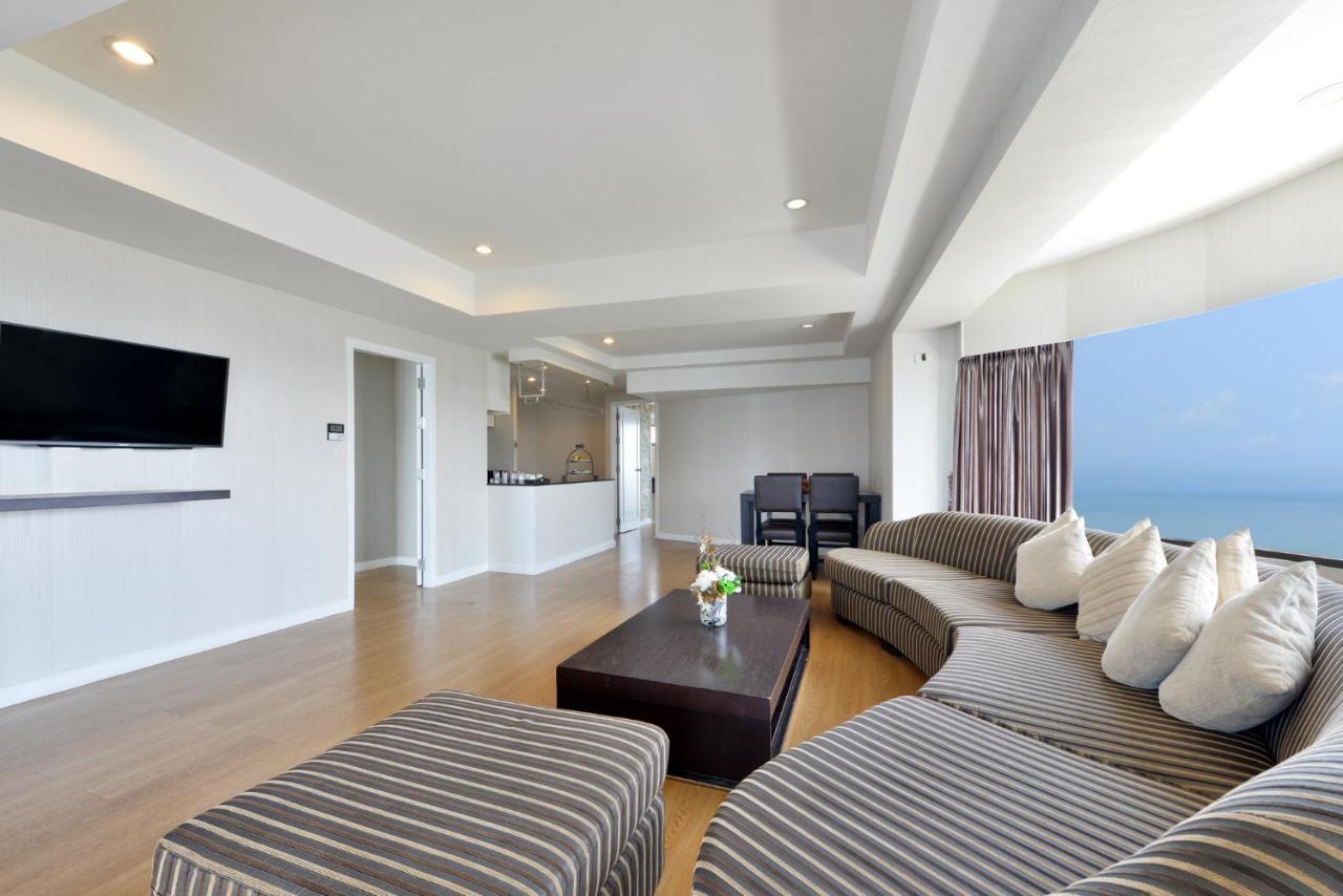 D Varee Jomtien Beach, Pattaya Kültér fotó A living room in a penthouse apartment