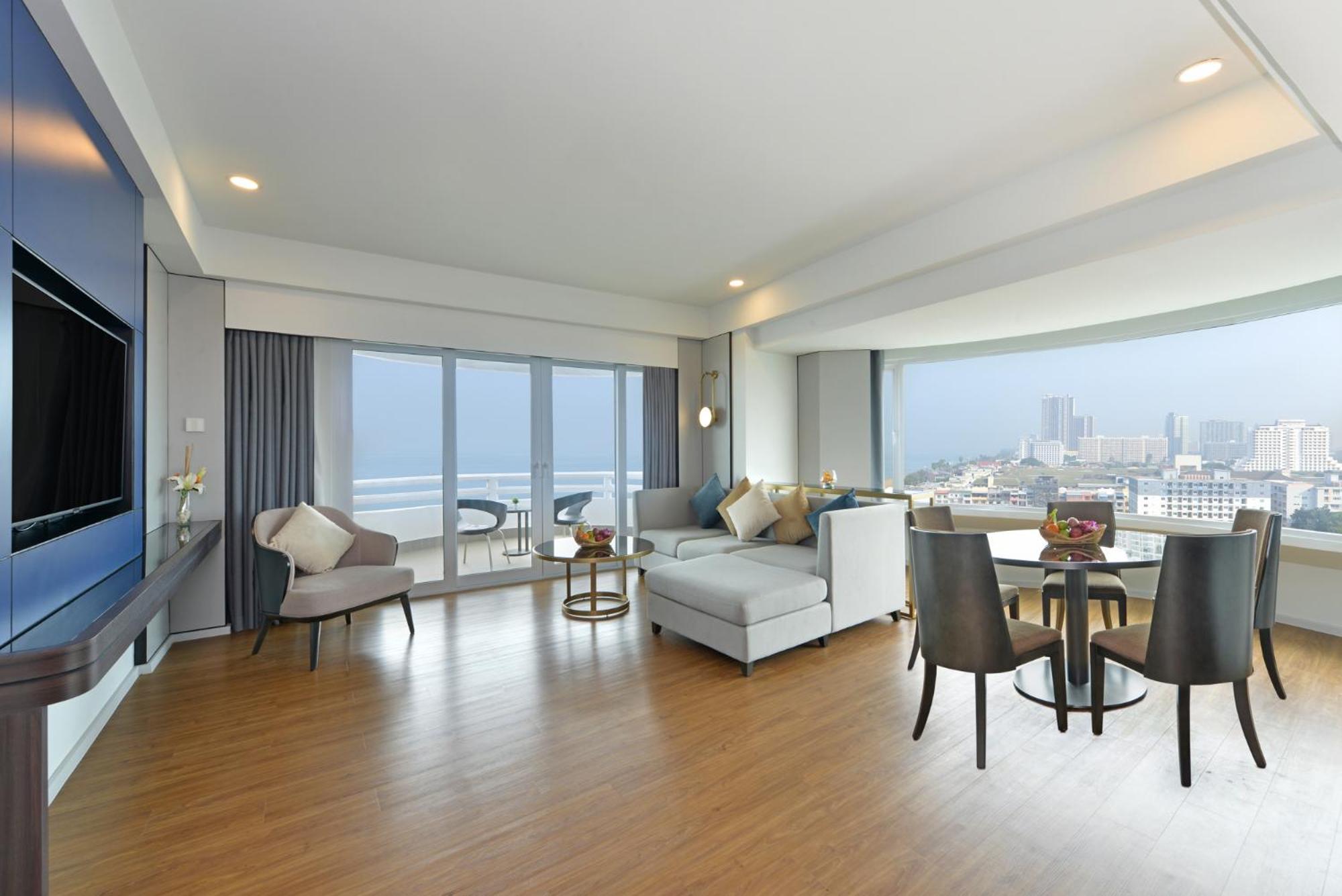 D Varee Jomtien Beach, Pattaya Kültér fotó A suite at the hotel
