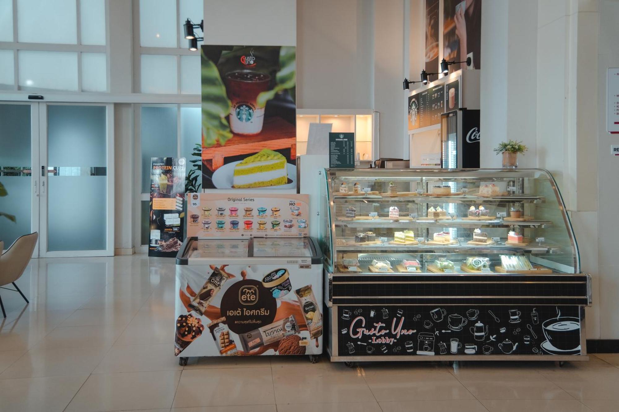 D Varee Jomtien Beach, Pattaya Kültér fotó A pastry shop in the airport