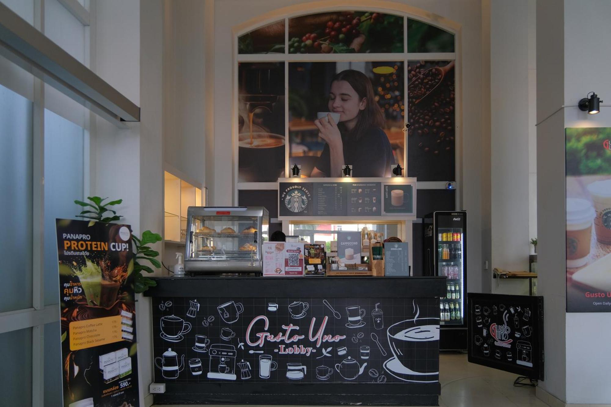 D Varee Jomtien Beach, Pattaya Kültér fotó A coffee shop in the airport
