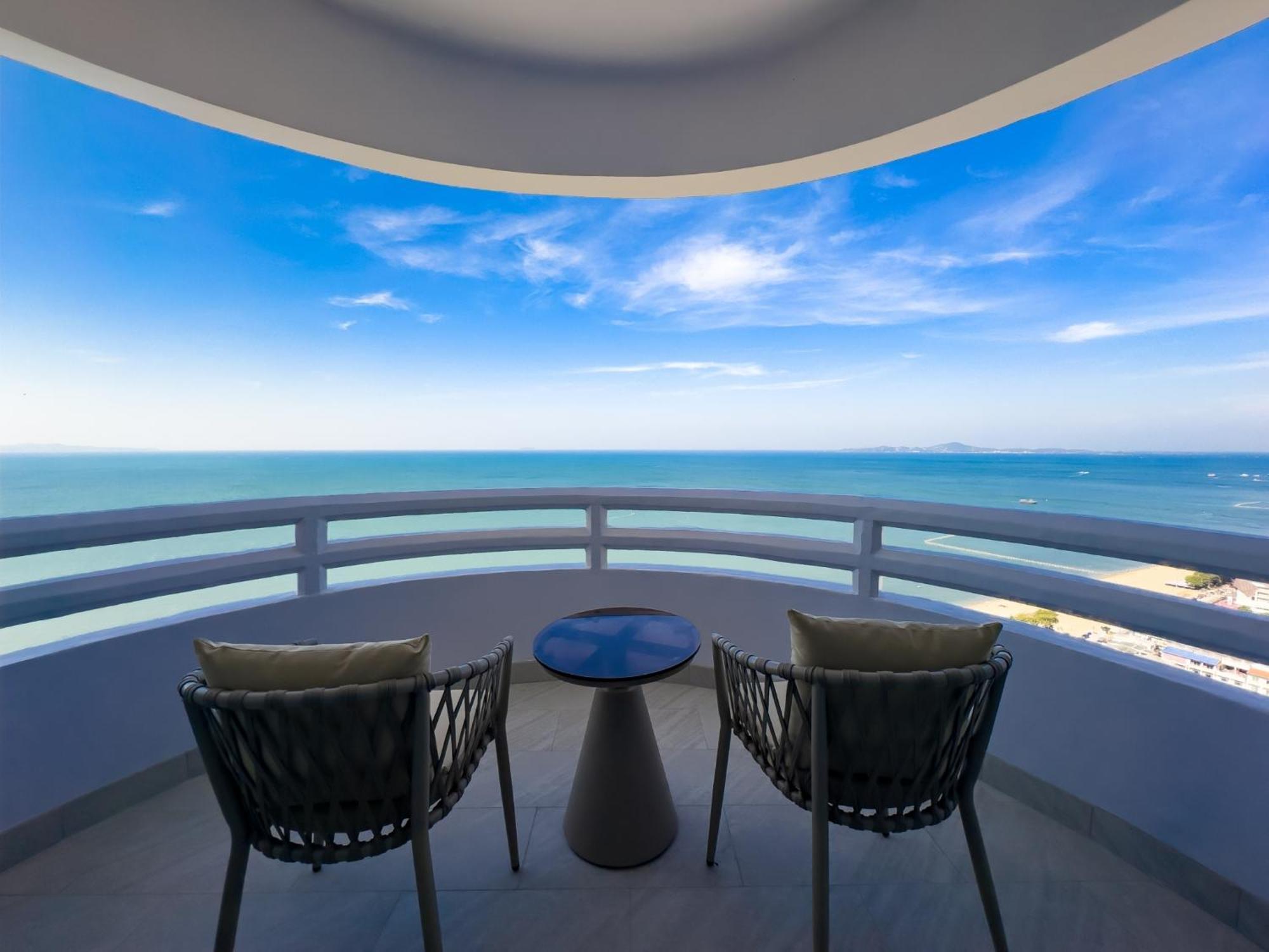 D Varee Jomtien Beach, Pattaya Kültér fotó Balcony of a suite at the Hilton Pattaya