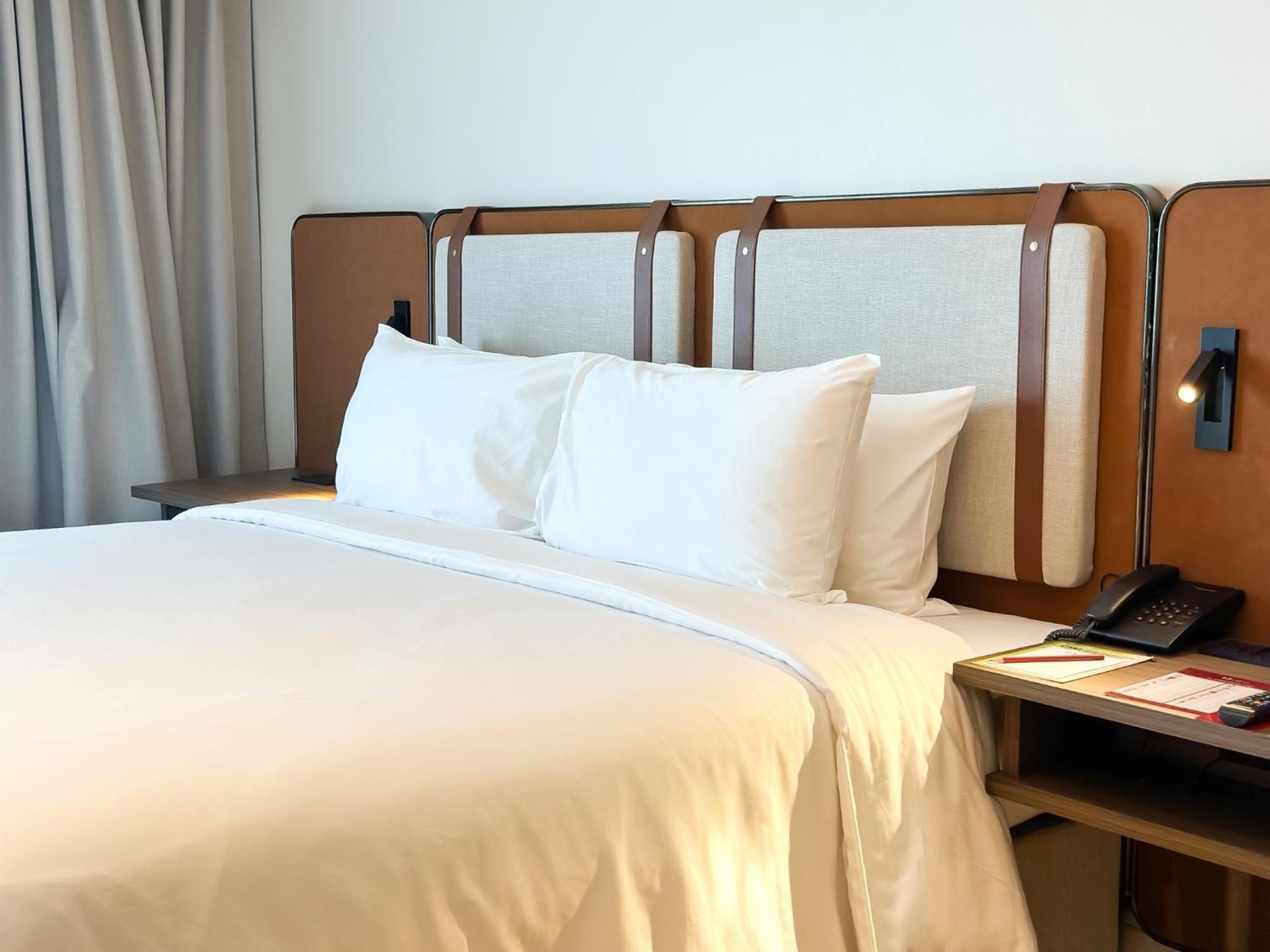 D Varee Jomtien Beach, Pattaya Kültér fotó A bed with a telephone