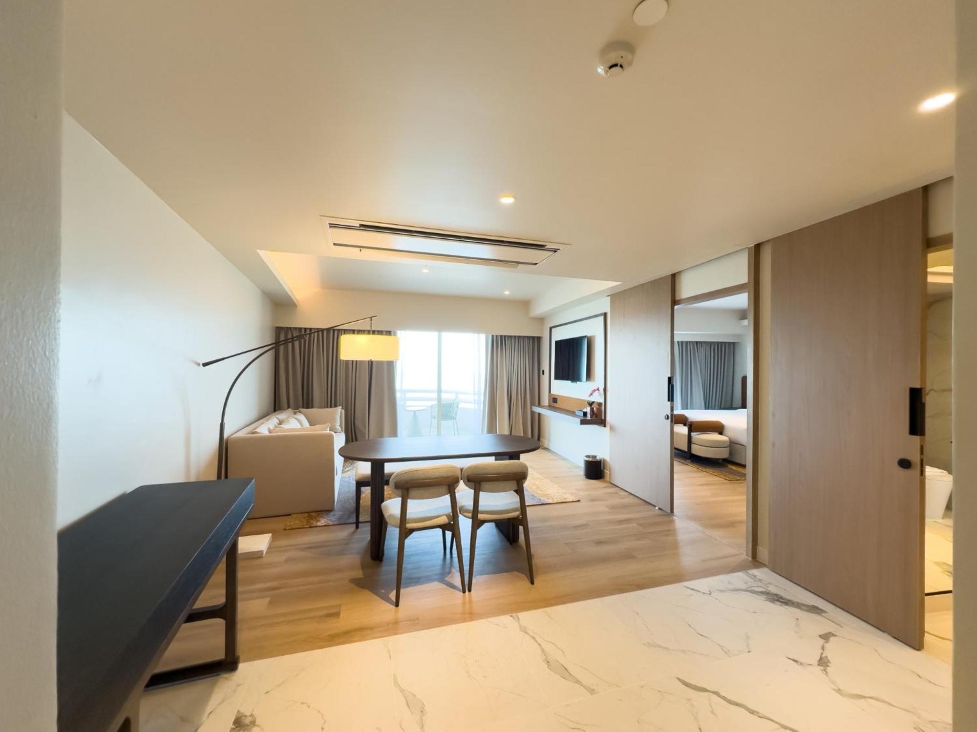 D Varee Jomtien Beach, Pattaya Kültér fotó A suite at the hotel