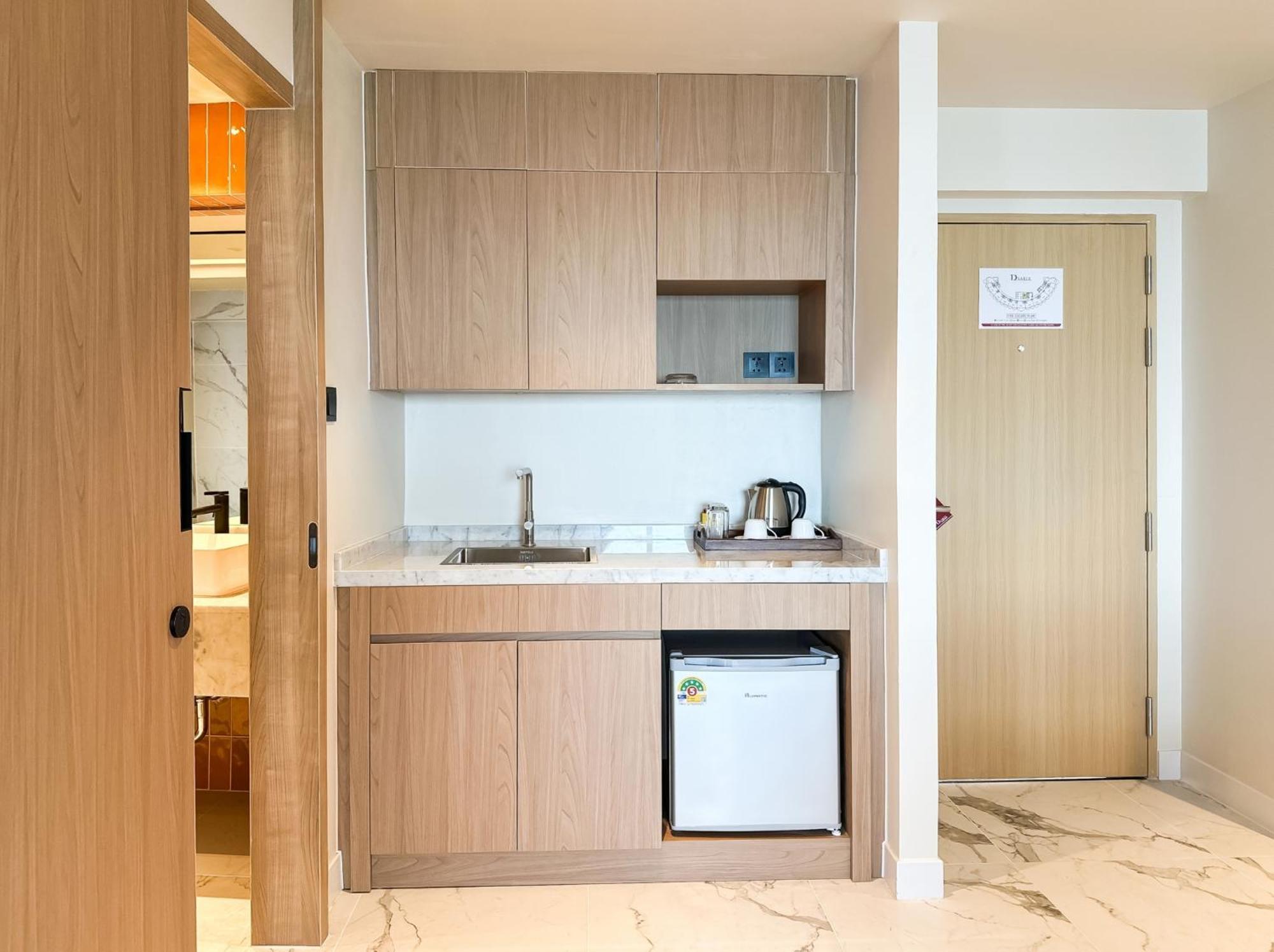 D Varee Jomtien Beach, Pattaya Kültér fotó A kitchenette in a hotel room